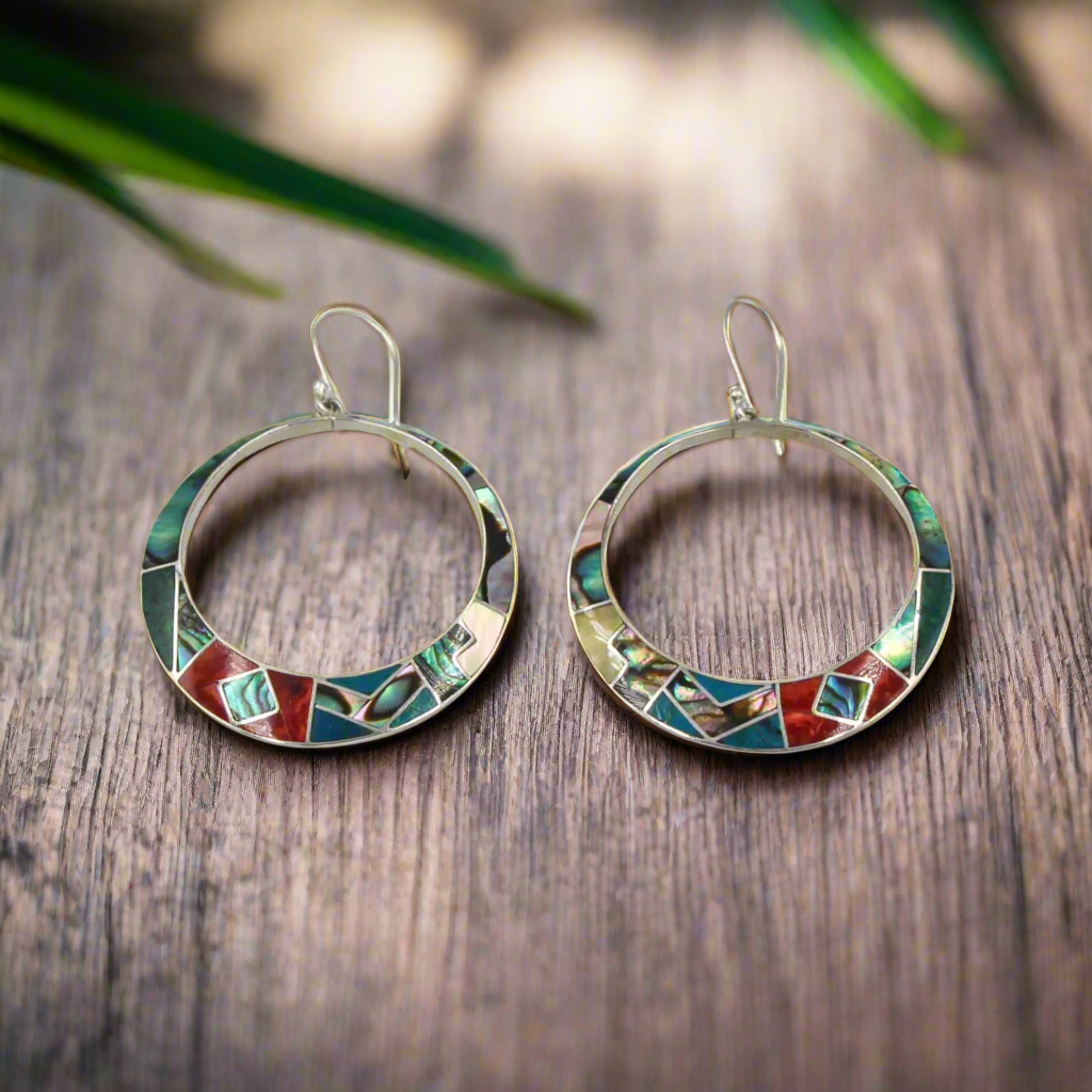 Unique Peruvian earrings in 950 silver with mineral stones and seashells.
