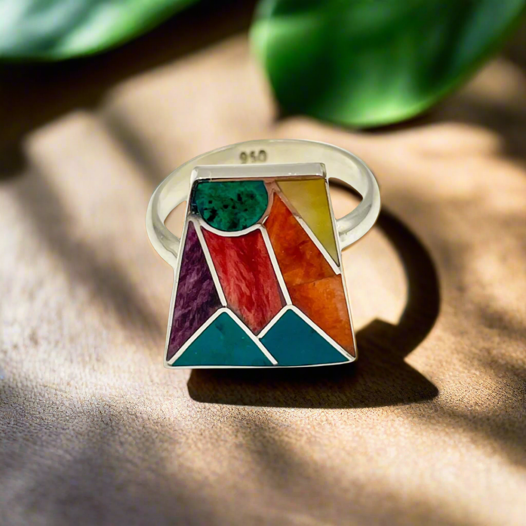 Unique Peruvian ring in 950 silver with mineral stones and seashells.